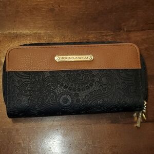 Stone Mountain USA Black and Brown Wallet. Excellent Condition!